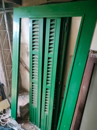 Marco y puertas verdes con celosía