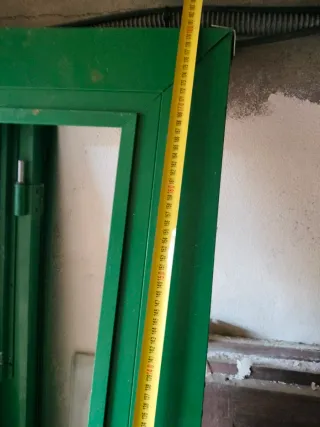 Marco y puertas verdes con celosía