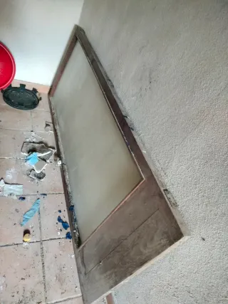 Marco y puertas verdes con celosía