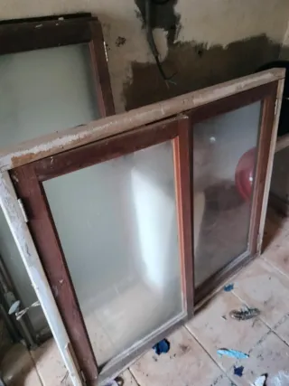 Marco y puertas verdes con celosía