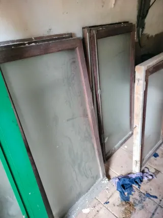 Marco y puertas verdes con celosía