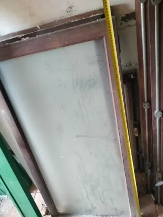 Marco y puertas verdes con celosía