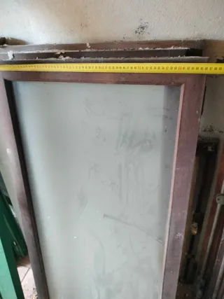 Marco y puertas verdes con celosía