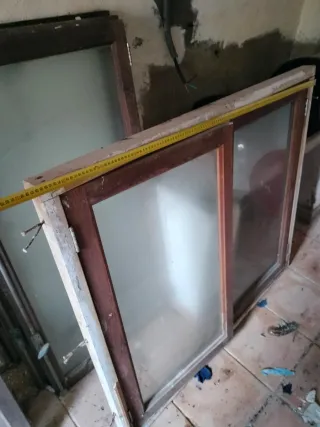 Marco y puertas verdes con celosía