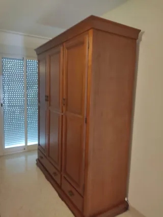 Armario de madera marrón