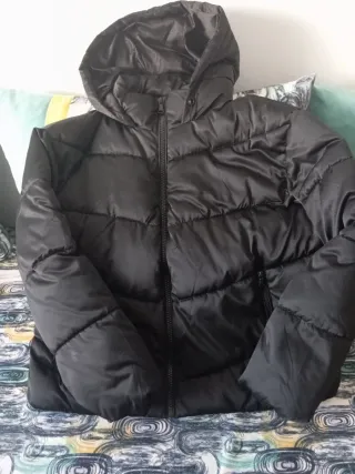 Chaqueta acolchada negra con capucha