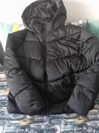 Chaqueta acolchada negra con capucha