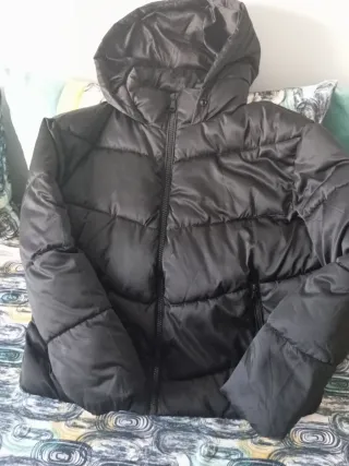 Chaqueta acolchada negra con capucha