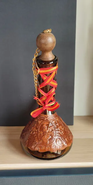 Porrón de cristal con cuero y madera