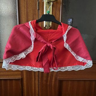 CAPA ROJA CORTA CON GUANTES Y DIADEMA PARA DISFRAZ