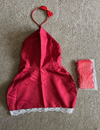 CAPA ROJA CORTA CON GUANTES Y DIADEMA PARA DISFRAZ