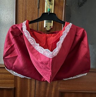 CAPA ROJA CORTA CON GUANTES Y DIADEMA PARA DISFRAZ