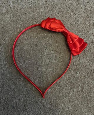 CAPA ROJA CORTA CON GUANTES Y DIADEMA PARA DISFRAZ