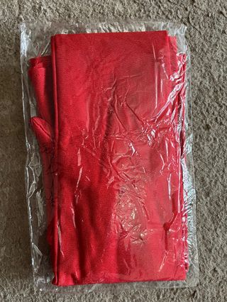 CAPA ROJA CORTA CON GUANTES Y DIADEMA PARA DISFRAZ