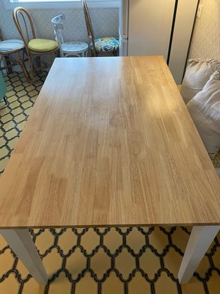 Mesa de comedor de madera