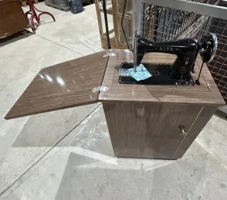 Máquina de coser Alfa antigua