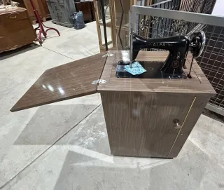 Máquina de coser Alfa antigua