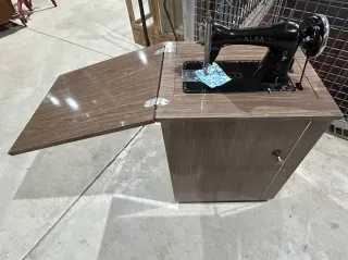 Máquina de coser Alfa antigua