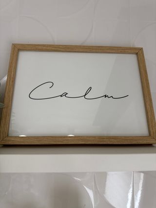 Planta decorativa con maceta,cuadro y velas.