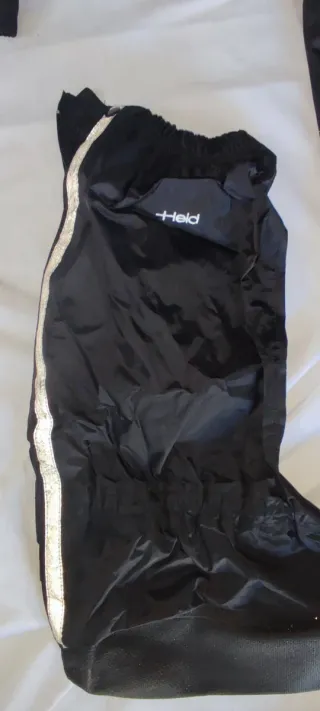 Mono, más  cubrebotas inpermeables