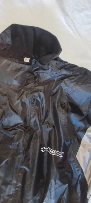 Mono, más  cubrebotas inpermeables