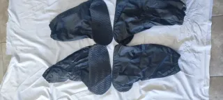 Mono, más  cubrebotas inpermeables