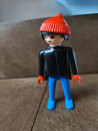 Playmobil niño gorro naranja