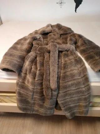 Abrigo largo de pelo con cinturón