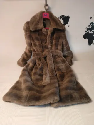 Abrigo largo de pelo con cinturón