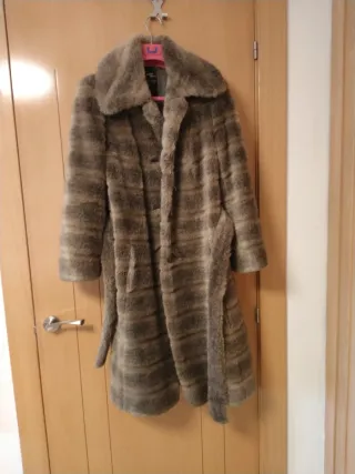 Abrigo largo de pelo con cinturón