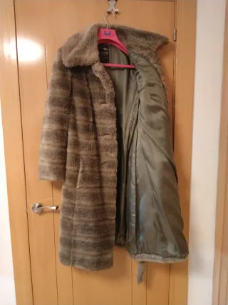 Abrigo largo de pelo con cinturón