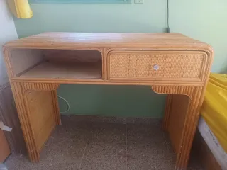 Escritorio y silla de ratán
