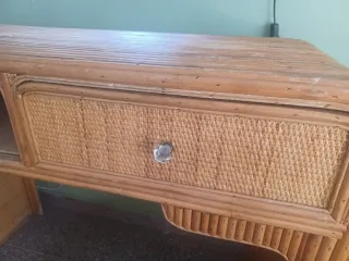 Escritorio y silla de ratán