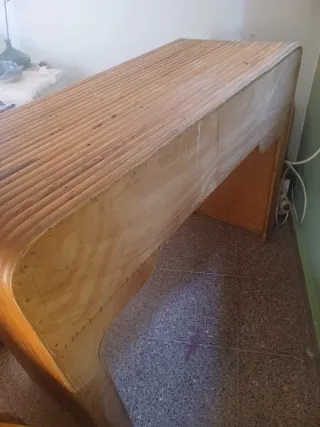 Escritorio y silla de ratán