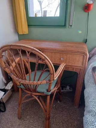 Escritorio y silla de ratán