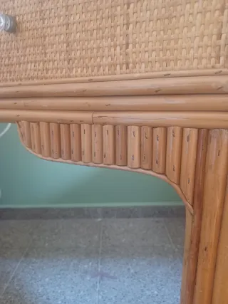 Escritorio y silla de ratán