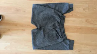 Pantalón deportivo Nike gris con blanco