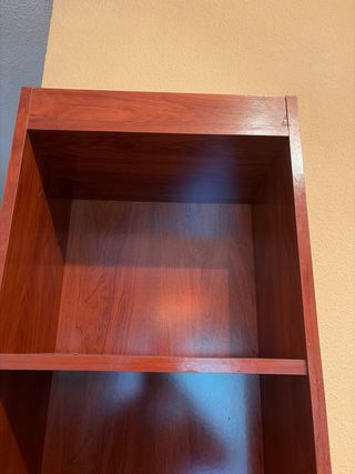 Estantería de madera marrón