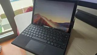 Surface Pro 7 con accesorios