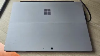 Surface Pro 7 con accesorios