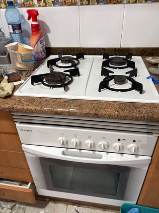 Horno y encimera de gas  butano, funciona