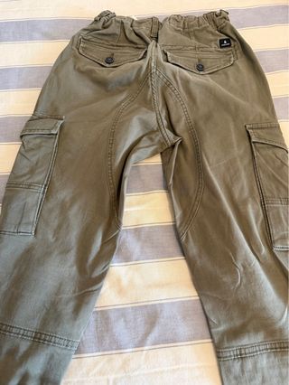 Pantalones cargo militares verdes modelo Slim.