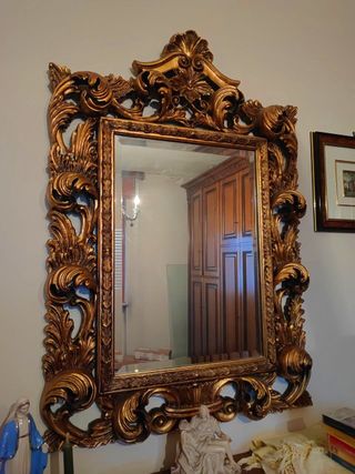 SPECCHIO CON CORNICE COLORE ORO  Dimensioni: 50x70