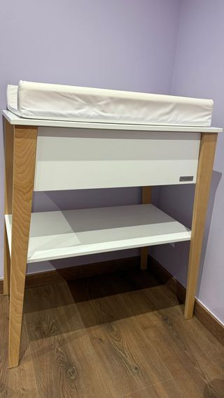 Cambiador de bebé blanco y madera
