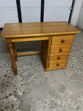 Escritorio de madera con cajones