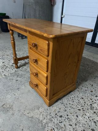 Escritorio de madera con cajones