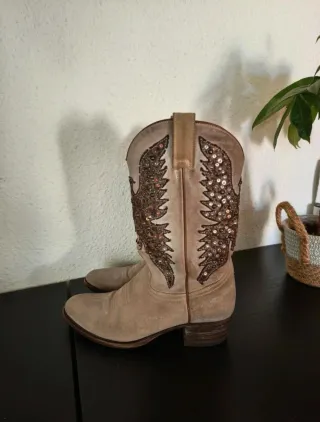Botas Sendra Beige con Detalles Dorados