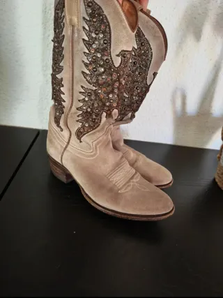 Botas Sendra Beige con Detalles Dorados