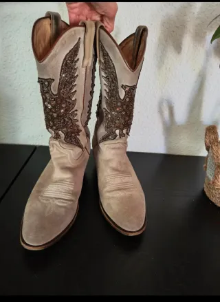 Botas Sendra Beige con Detalles Dorados