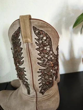 Botas Sendra Beige con Detalles Dorados